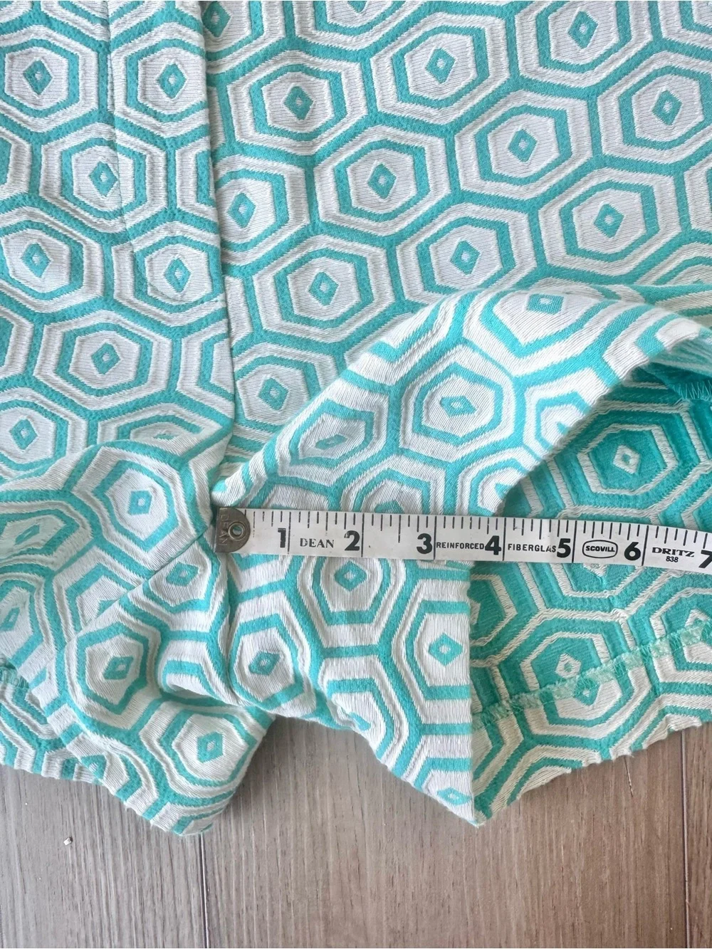 Trina Turk Aqua Geometric Jacquard Tailored Shorts Size 8 EUC Coastal Preppy